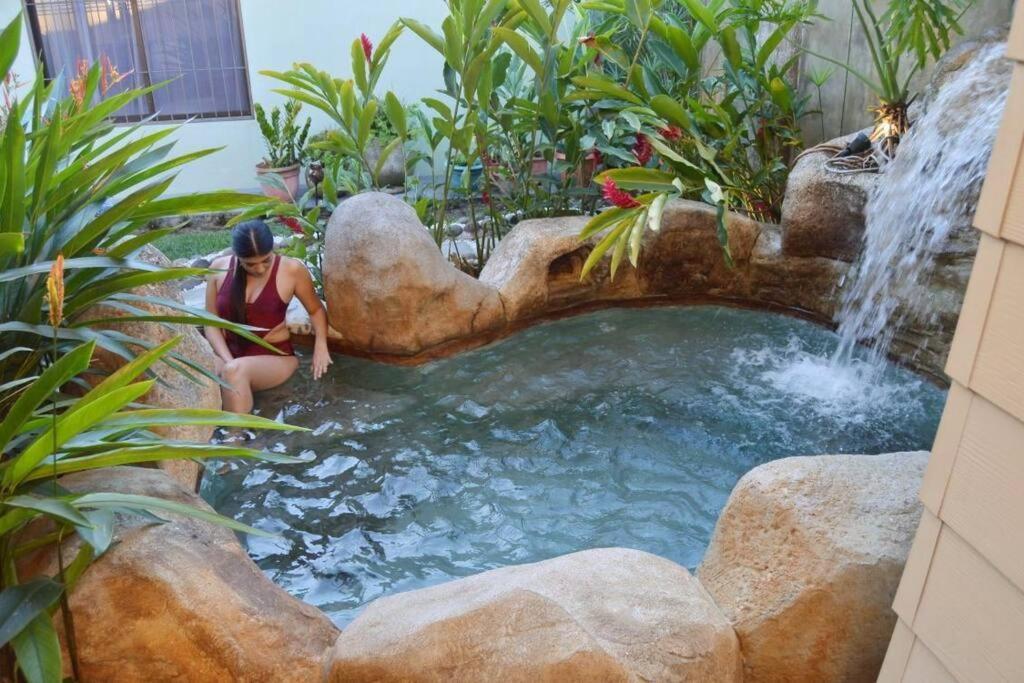 Elegant Villa In La Fortuna With Spacious Backyard Plus Very Private Pool & Parking Bagian luar foto