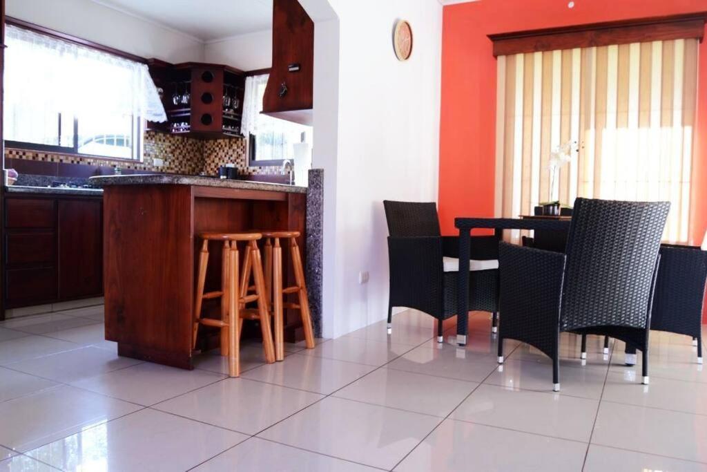 Elegant Villa In La Fortuna With Spacious Backyard Plus Very Private Pool & Parking Bagian luar foto