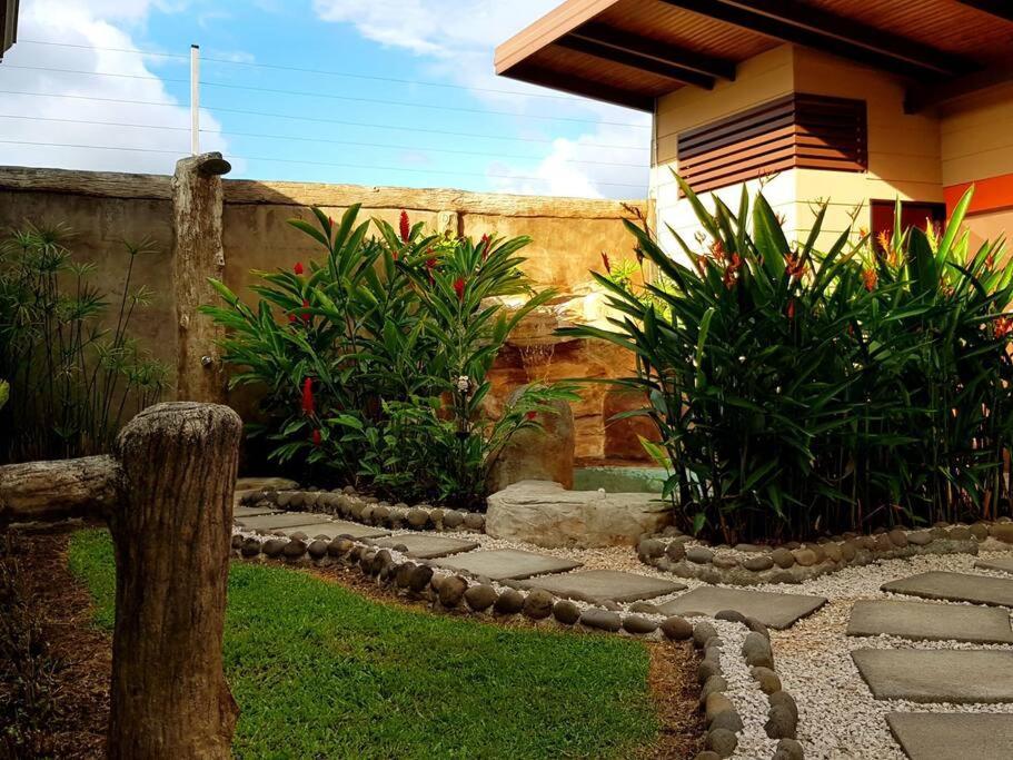 Elegant Villa In La Fortuna With Spacious Backyard Plus Very Private Pool & Parking Bagian luar foto