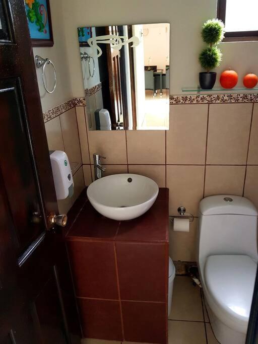 Elegant Villa In La Fortuna With Spacious Backyard Plus Very Private Pool & Parking Bagian luar foto