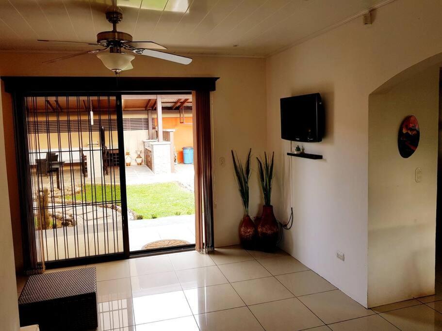 Elegant Villa In La Fortuna With Spacious Backyard Plus Very Private Pool & Parking Bagian luar foto