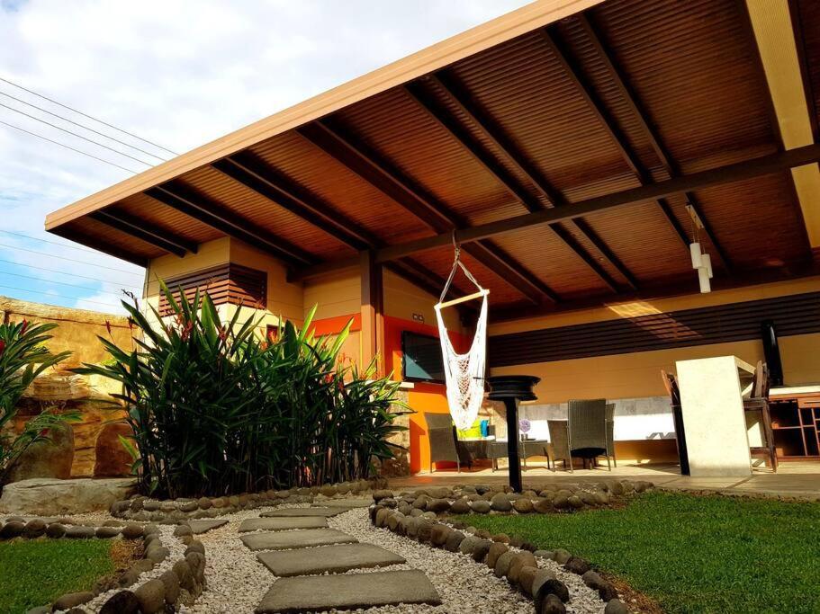 Elegant Villa In La Fortuna With Spacious Backyard Plus Very Private Pool & Parking Bagian luar foto