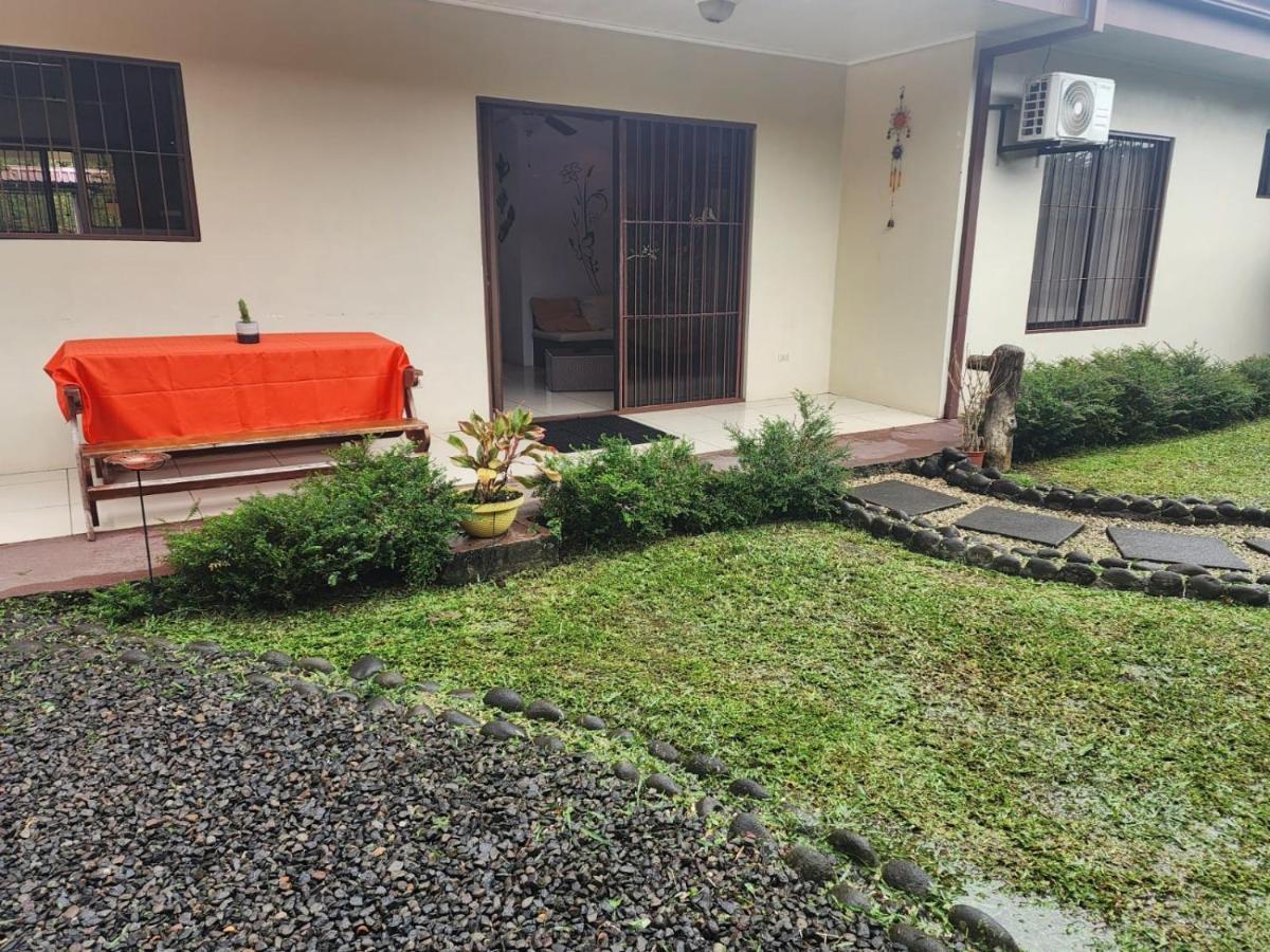 Elegant Villa In La Fortuna With Spacious Backyard Plus Very Private Pool & Parking Bagian luar foto