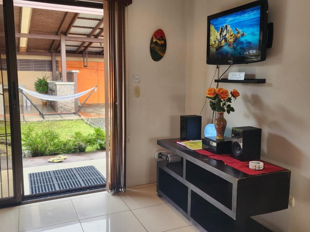 Elegant Villa In La Fortuna With Spacious Backyard Plus Very Private Pool & Parking Bagian luar foto